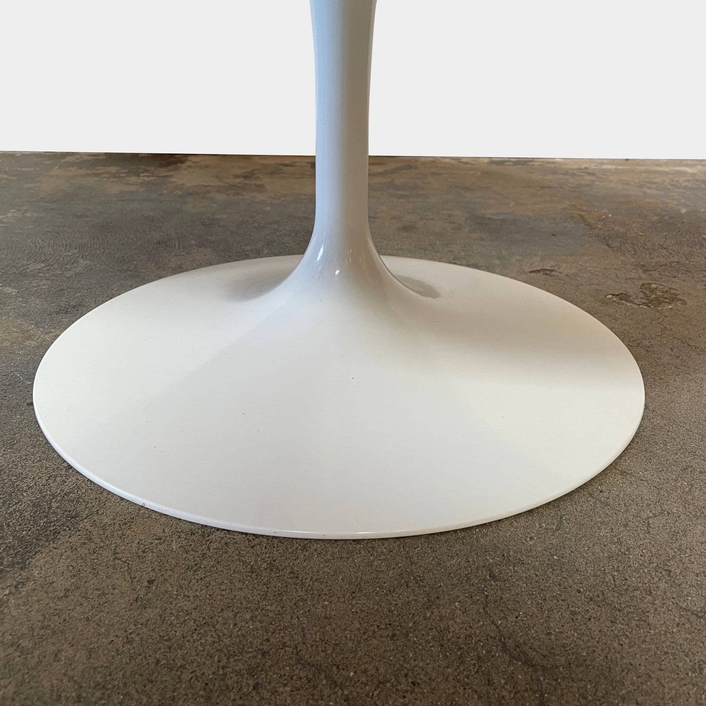Table basse ovale sur pied Saarinen
