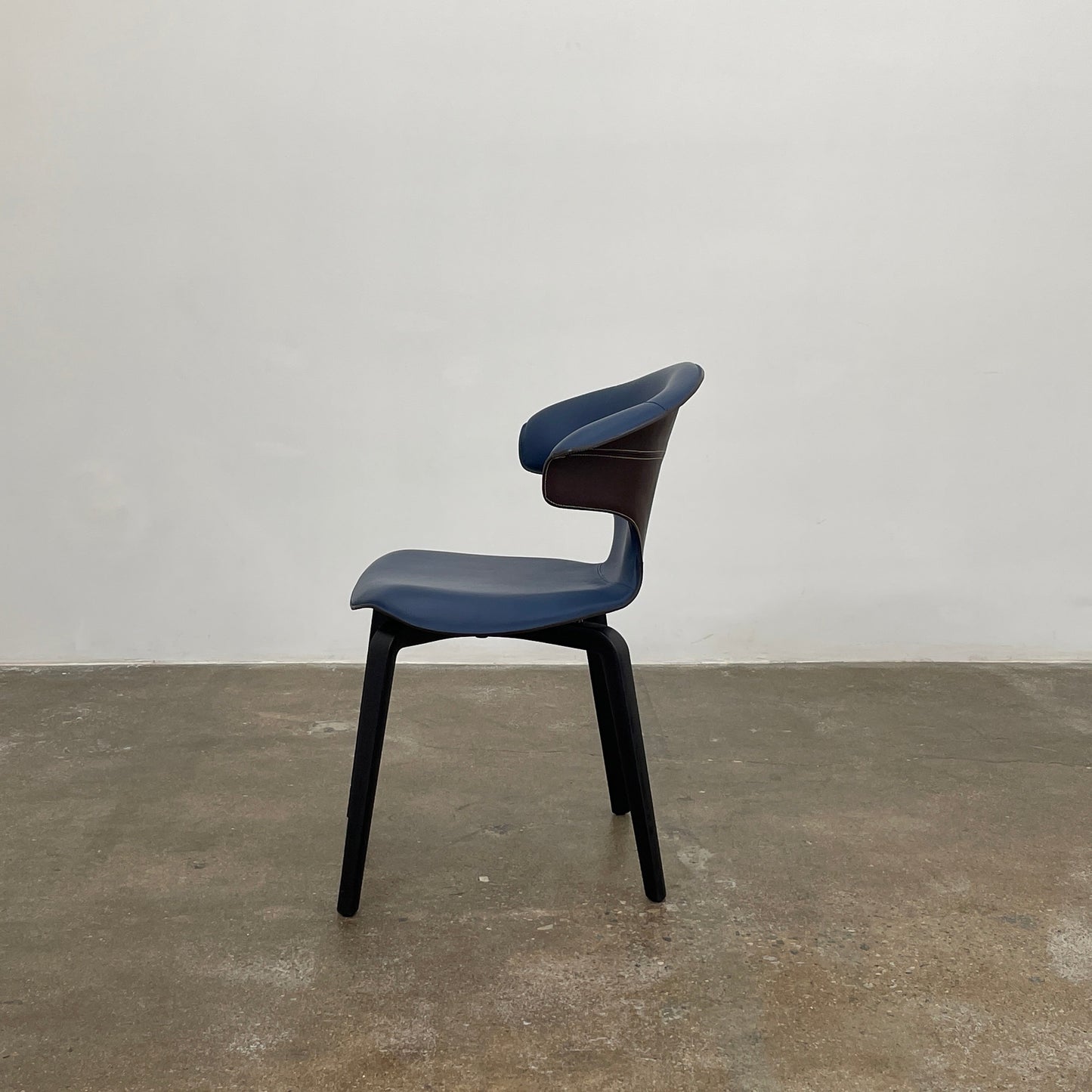 Petit fauteuil bleu Montera de Poltrona Frau