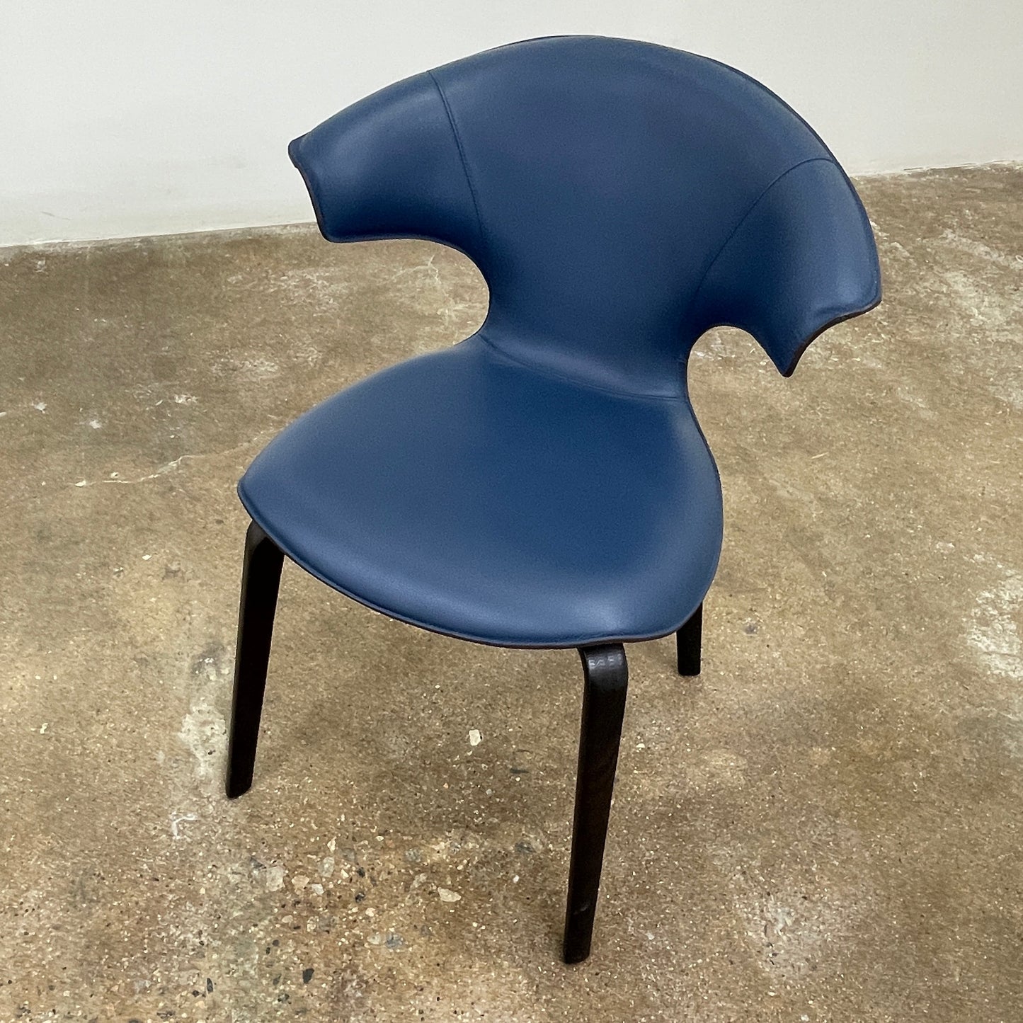 Petit fauteuil bleu Montera de Poltrona Frau
