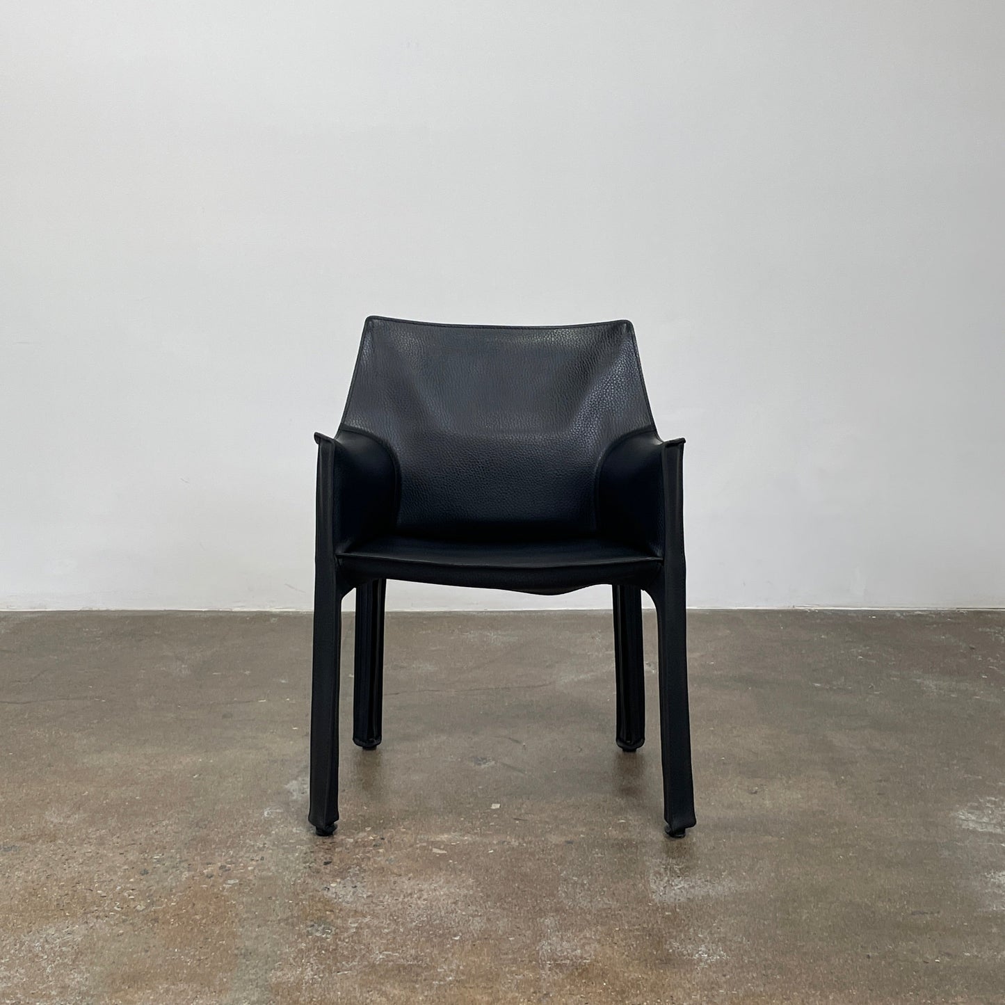 Fauteuil Cassina Cab 413 en noir