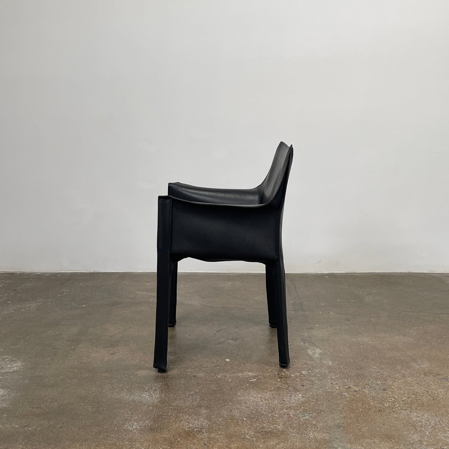 Fauteuil Cassina Cab 413 en noir
