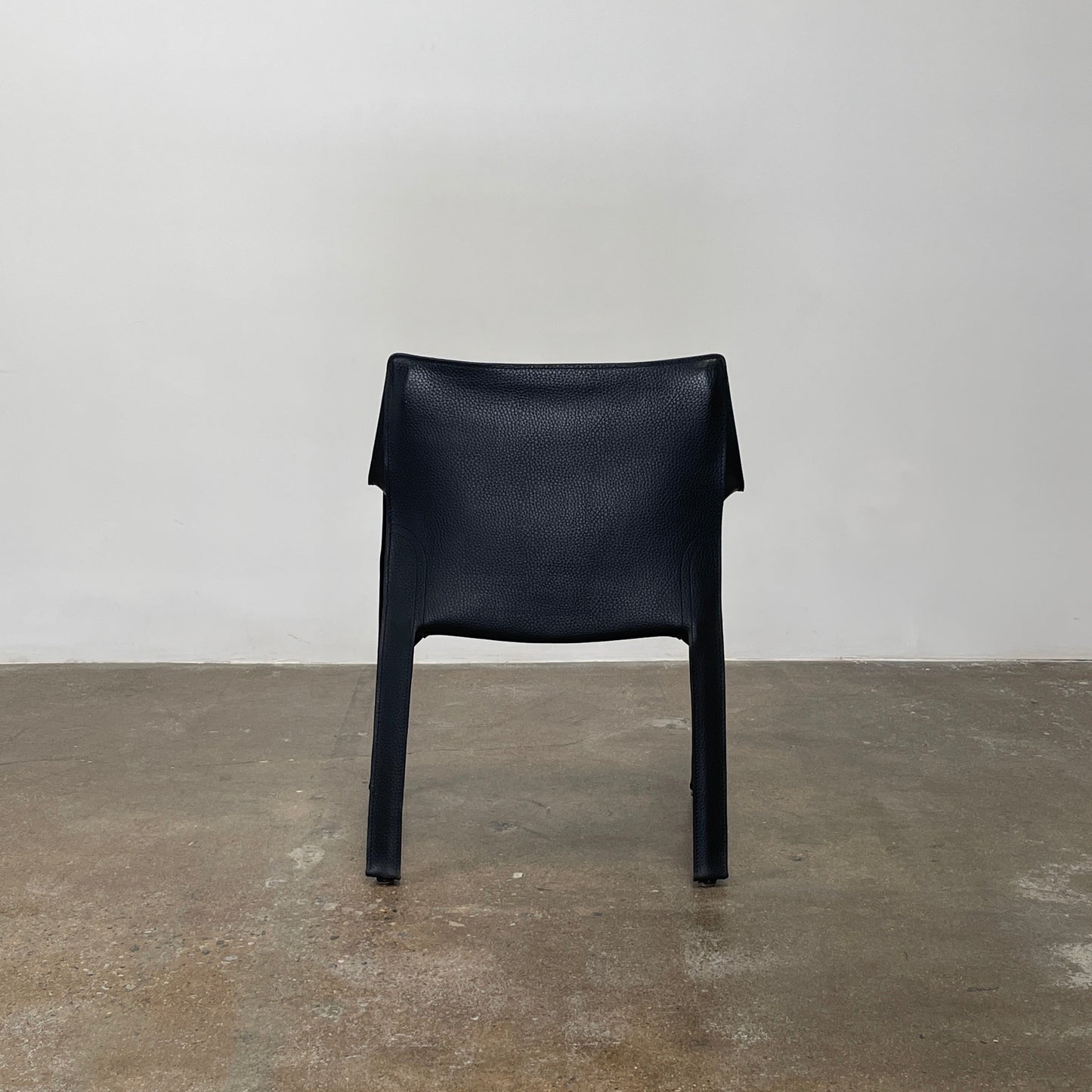 Fauteuil Cassina Cab 413 en noir