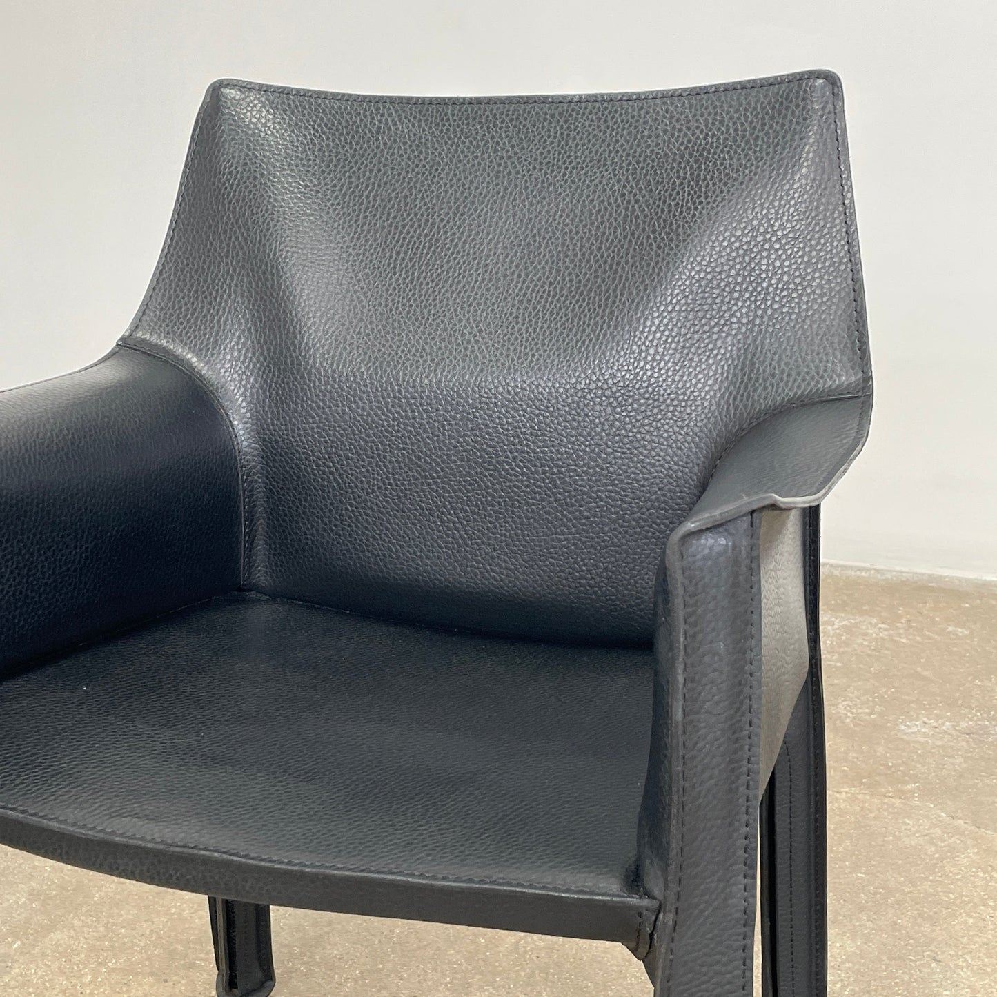 Fauteuil Cassina Cab 413 en noir