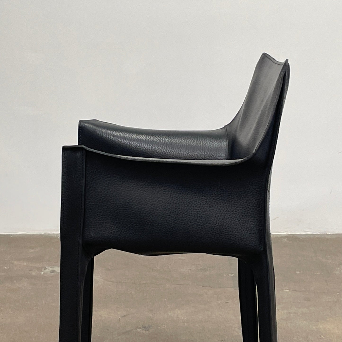 Fauteuil Cassina Cab 413 en noir