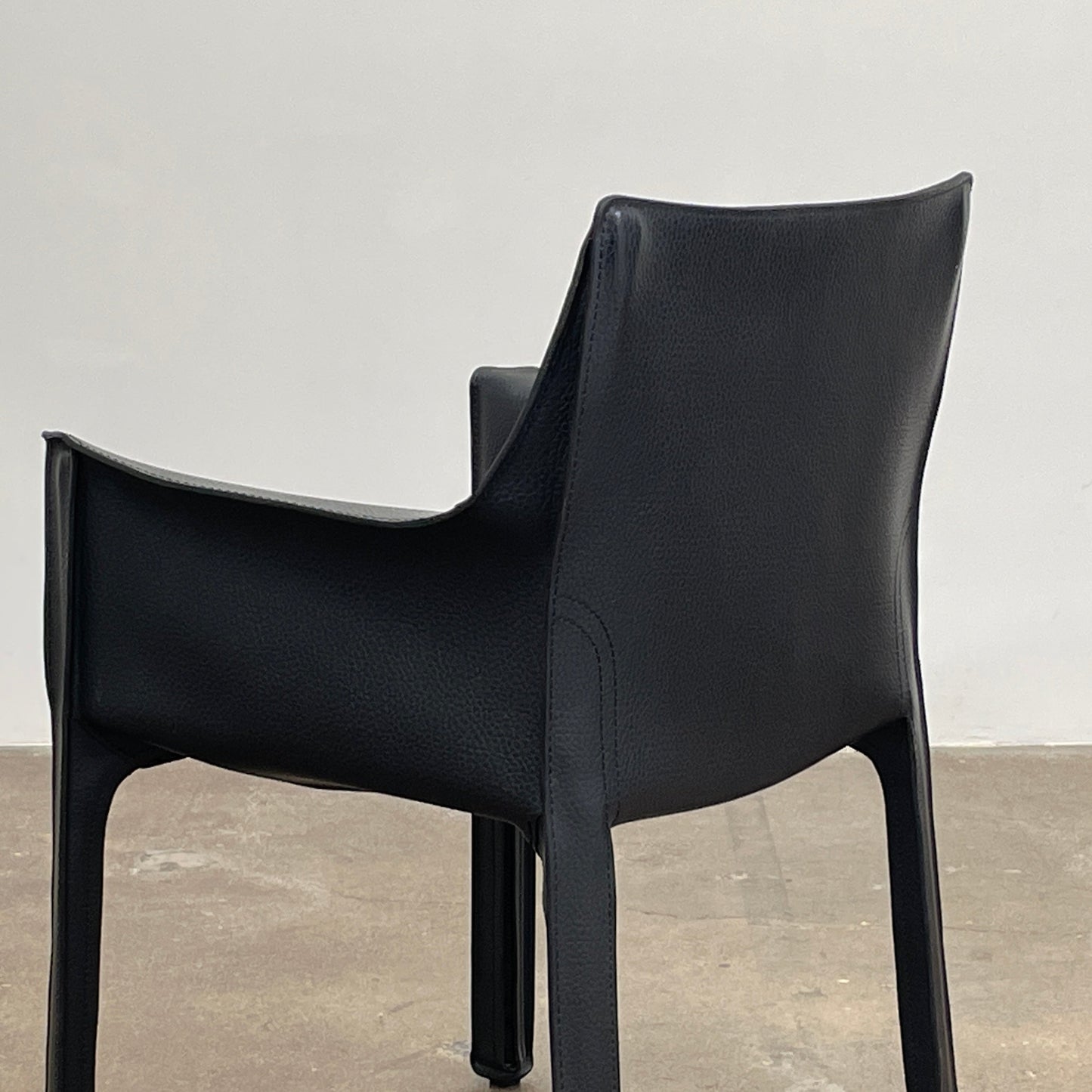 Fauteuil Cassina Cab 413 en noir