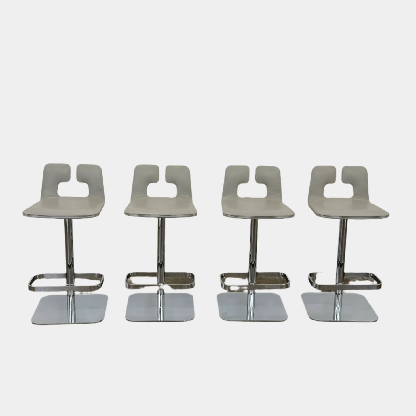 Lot de 4 tabourets de bar pivotants Poltrona Frau ALO
