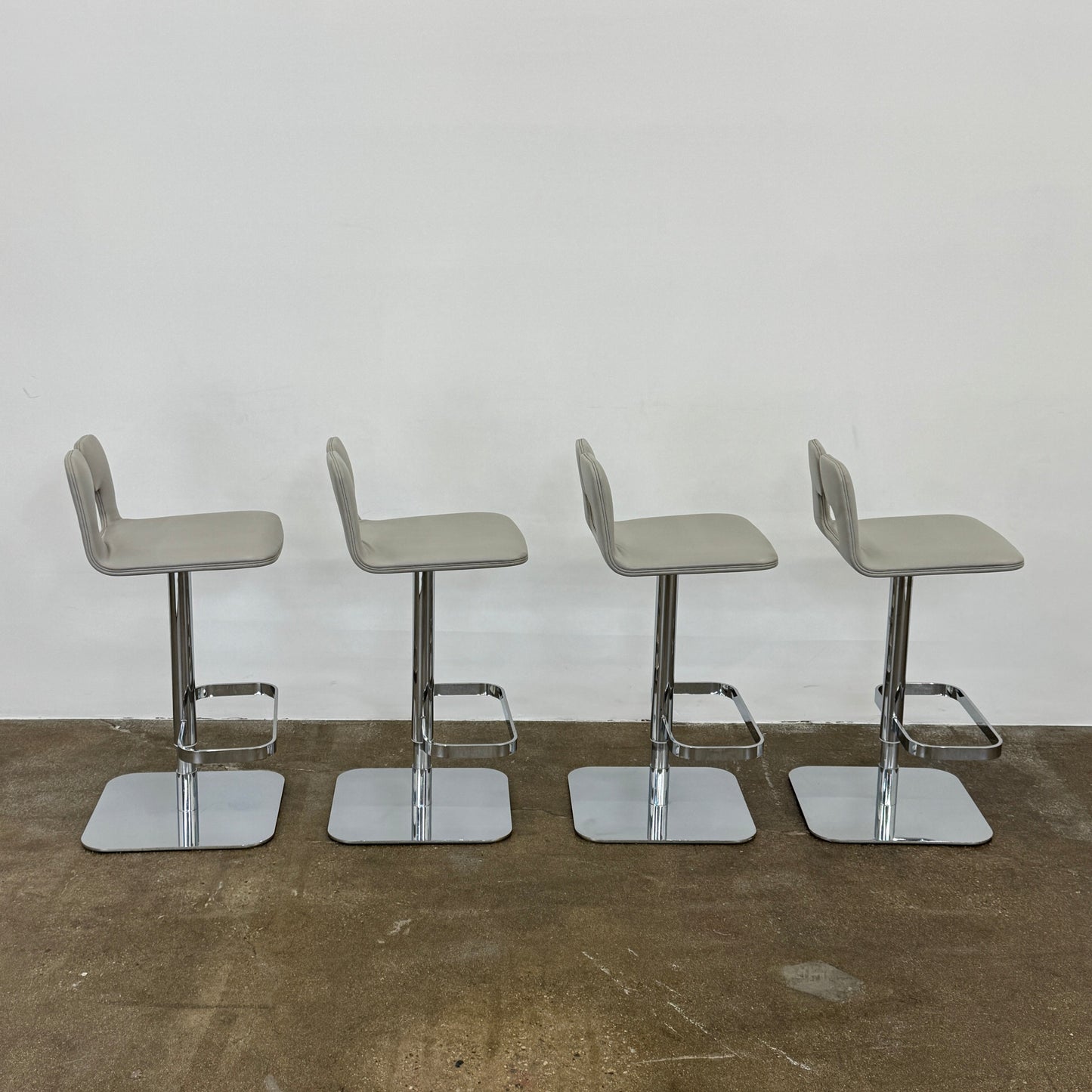 Lot de 4 tabourets de bar pivotants Poltrona Frau ALO