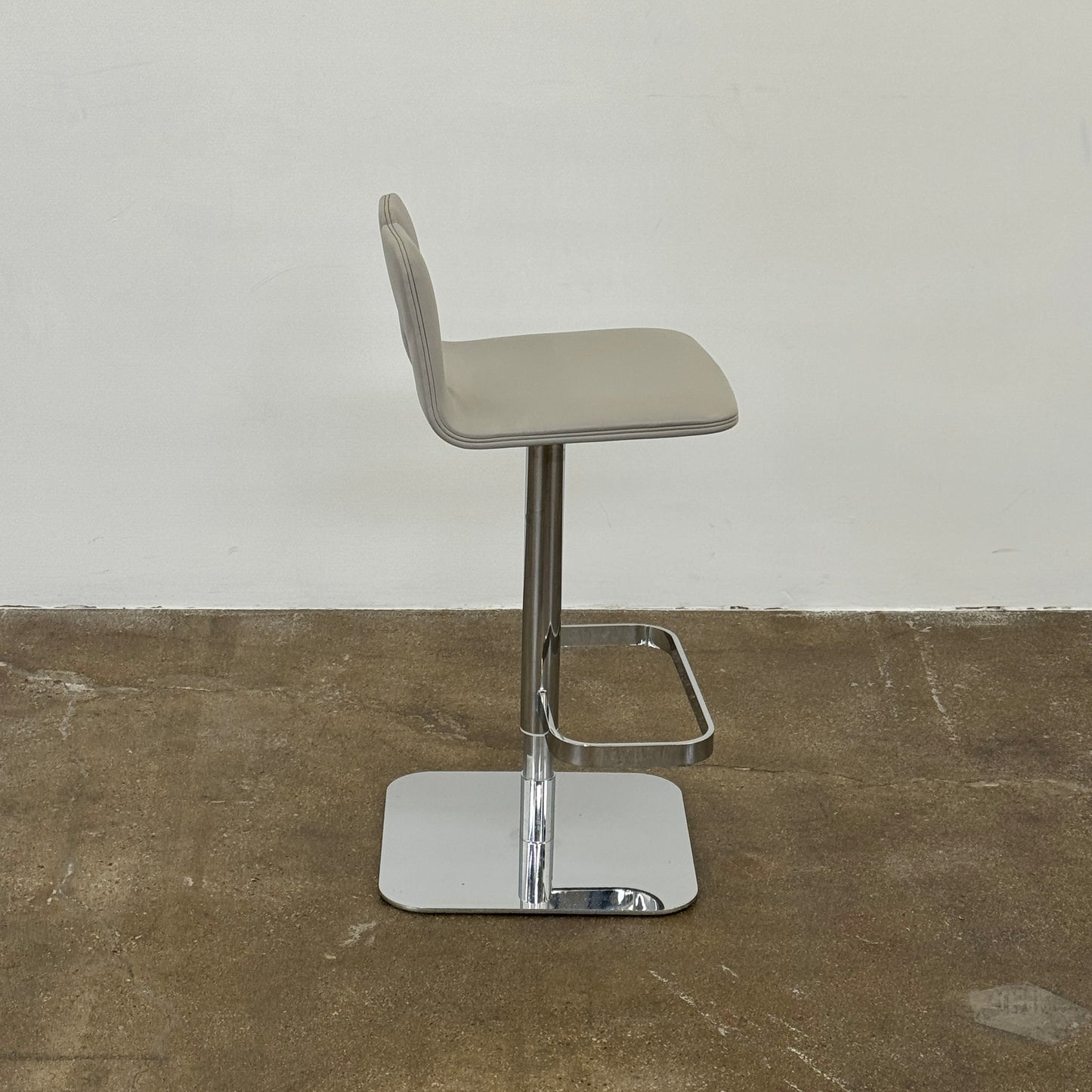 Lot de 4 tabourets de bar pivotants Poltrona Frau ALO