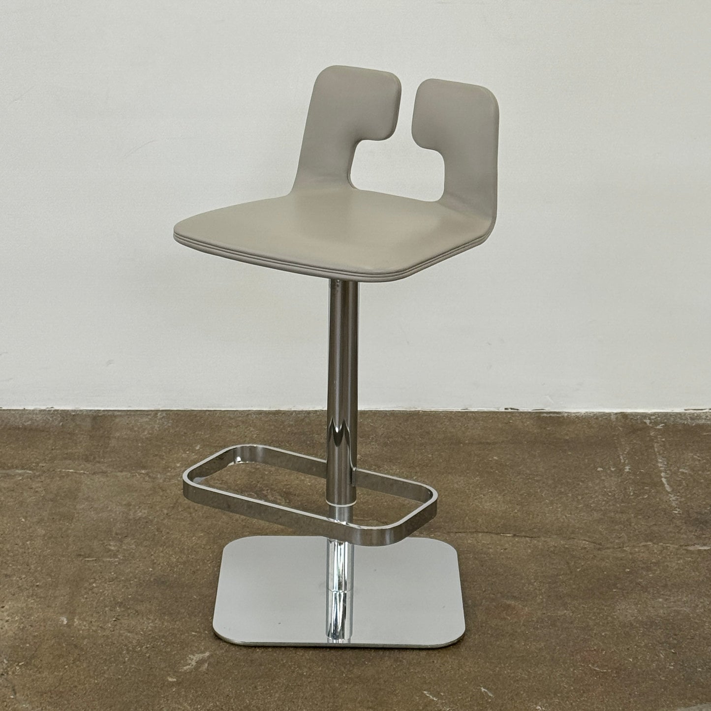 Lot de 4 tabourets de bar pivotants Poltrona Frau ALO