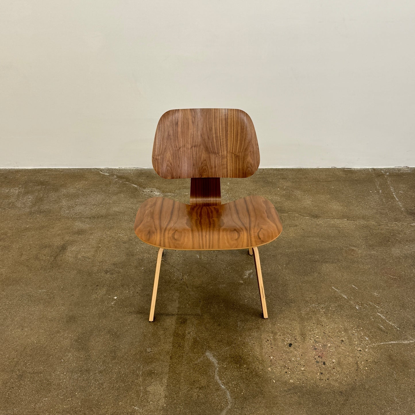 Chaise longue Eames en contreplaqué moulé avec base en bois (LCW)