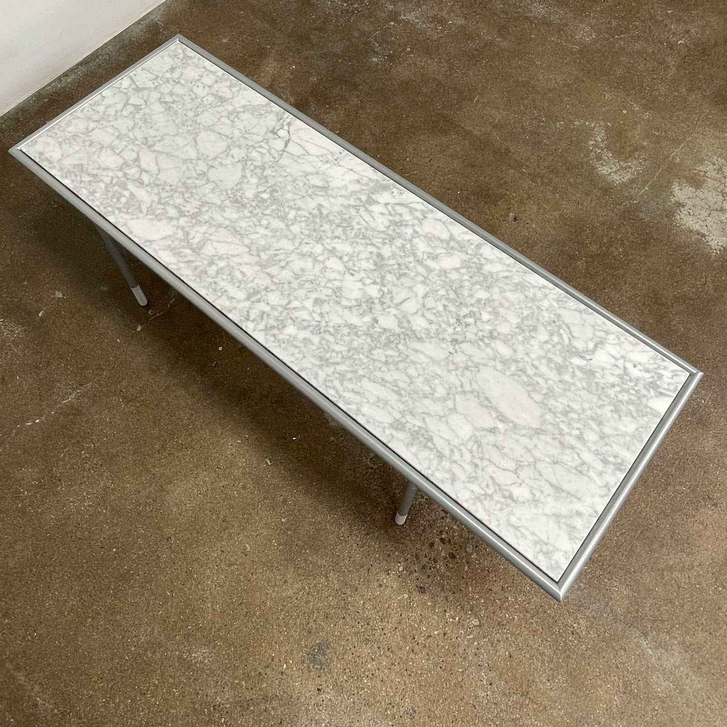 Table basse Artelano en marbre de Carrare avec plateau en bois
