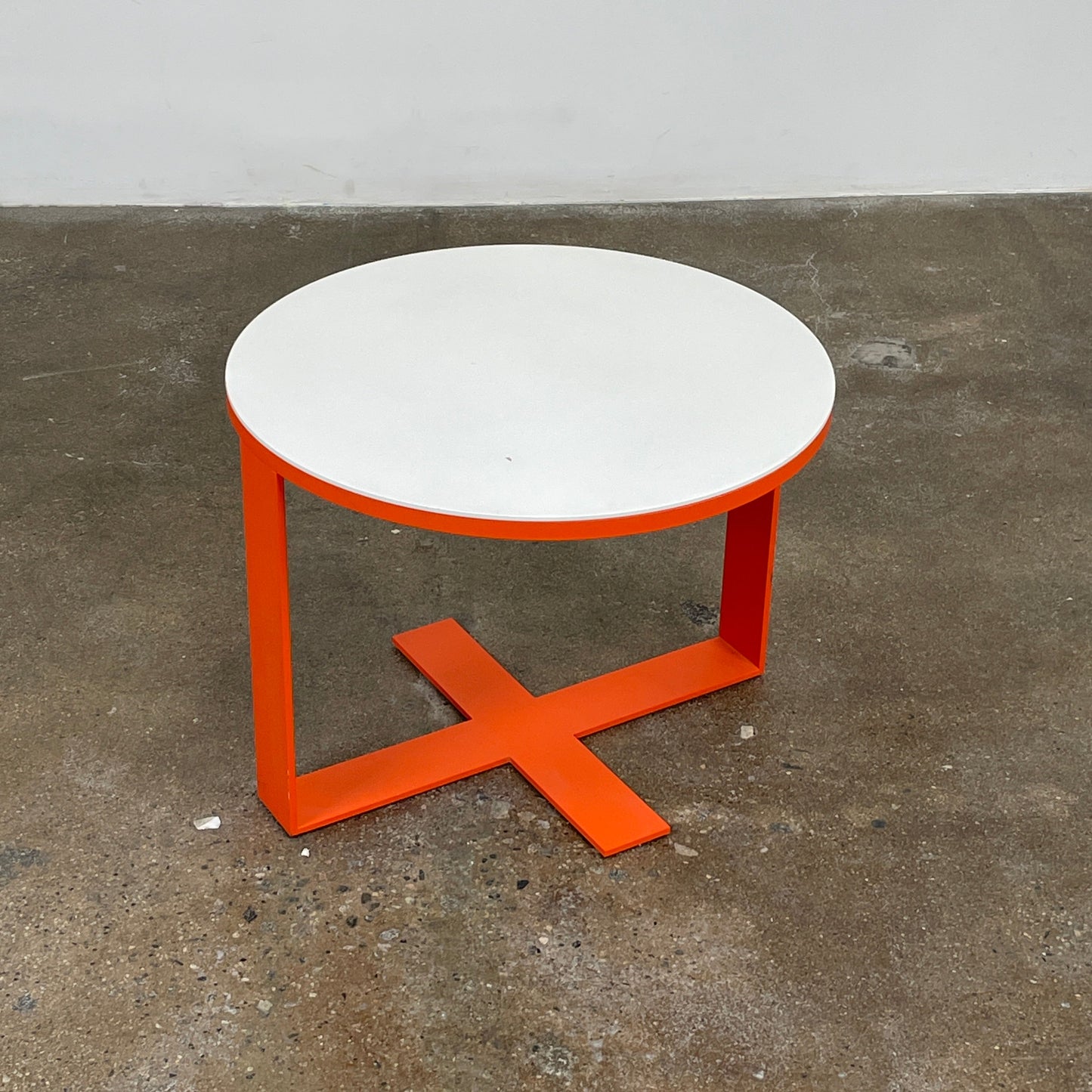 Tables laquées blanches avec cadres orange du B&B Italia Eileen