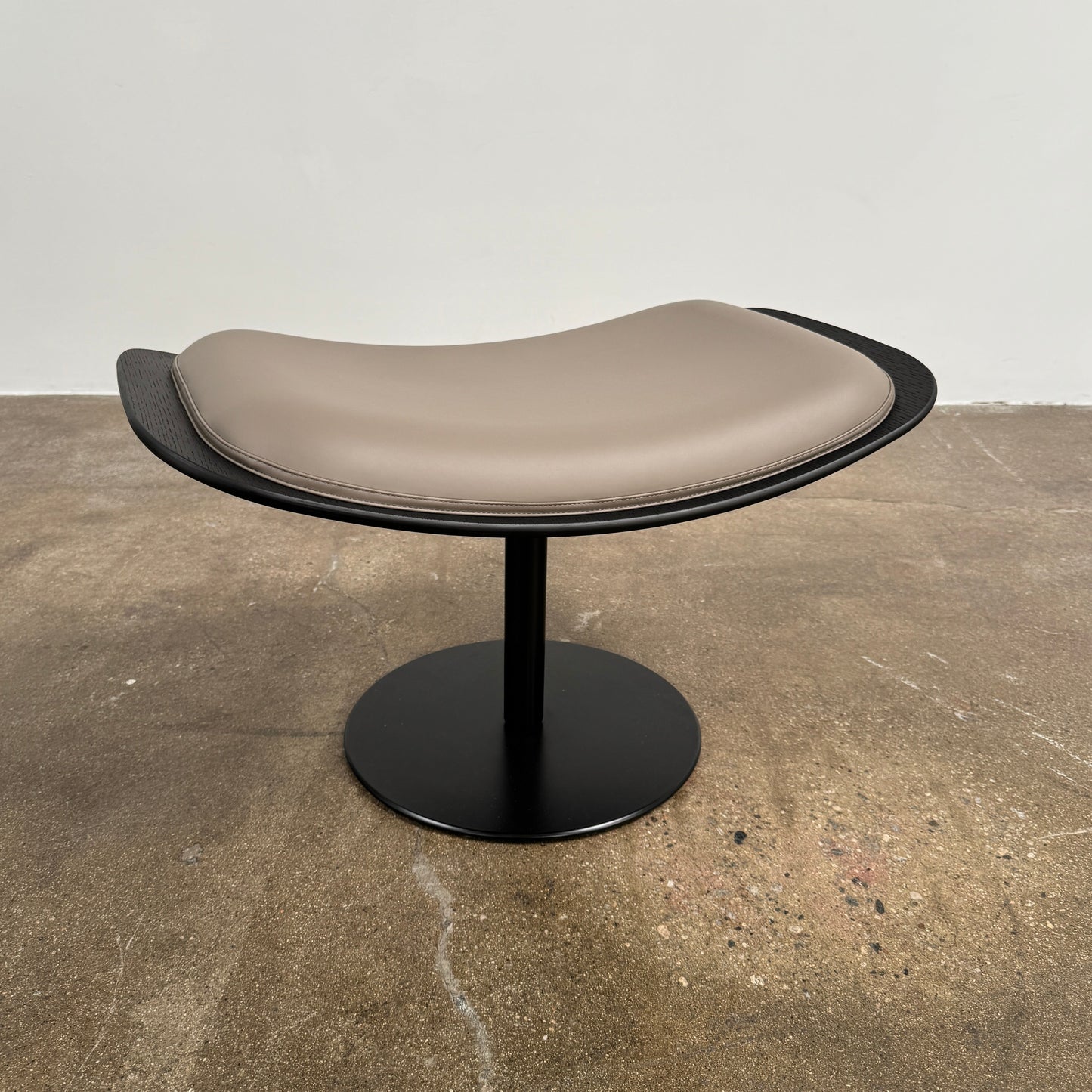 Chaise et pouf Almora de B&B Italia