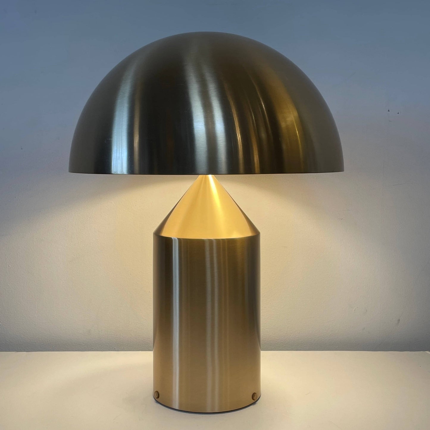 Lampe de table en métal Oluce Atolla