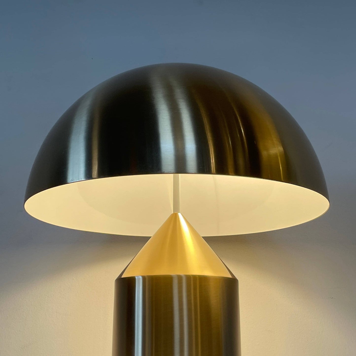 Lampe de table en métal Oluce Atolla