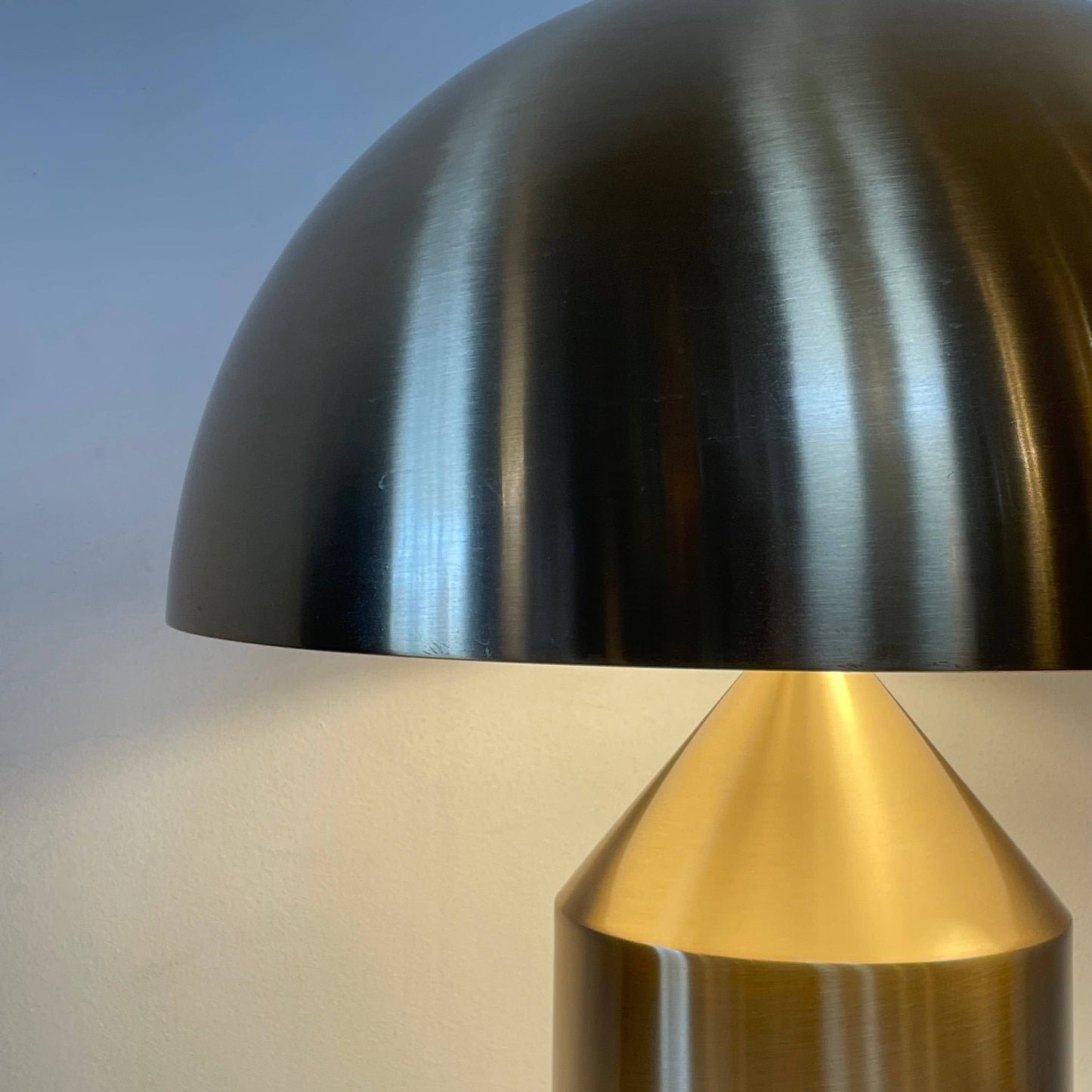 Lampe de table en métal Oluce Atolla