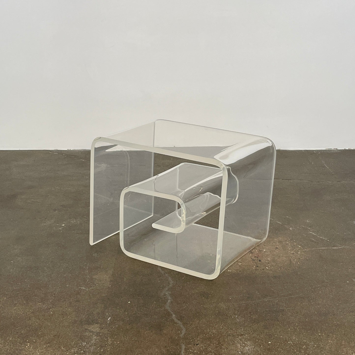 Table d'appoint vintage en Lucite à volutes