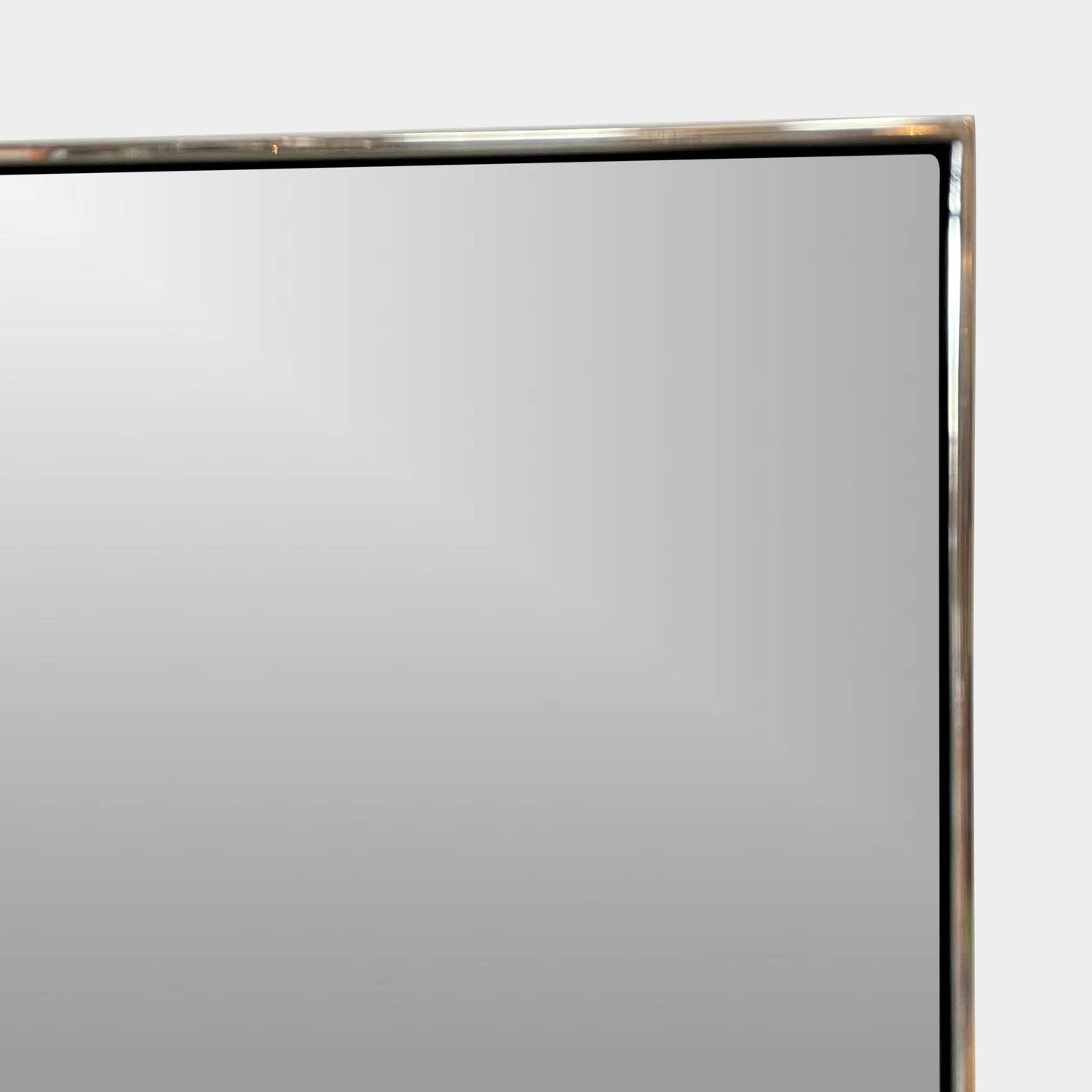 Miroir à cadre en métal Holly Hunt