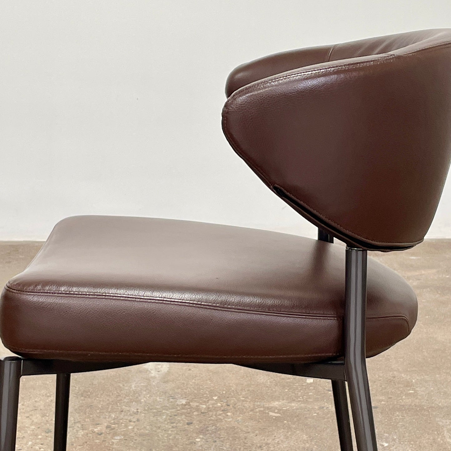Ensemble de six chaises de salle à manger Minotti Mills