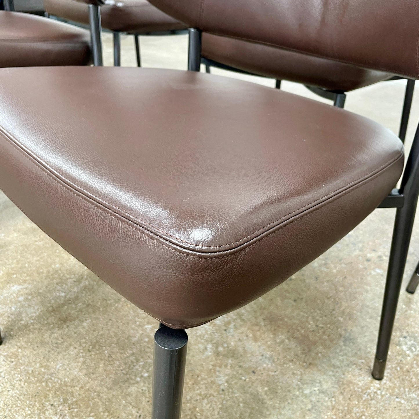 Ensemble de six chaises de salle à manger Minotti Mills