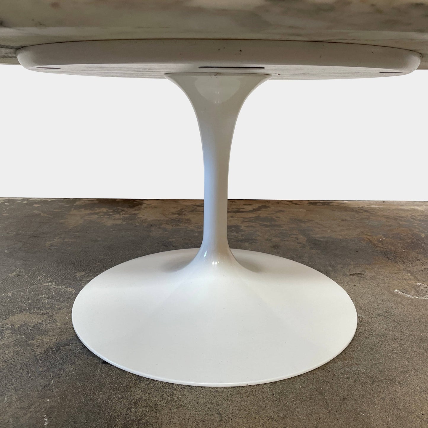 Table basse ovale sur pied Saarinen