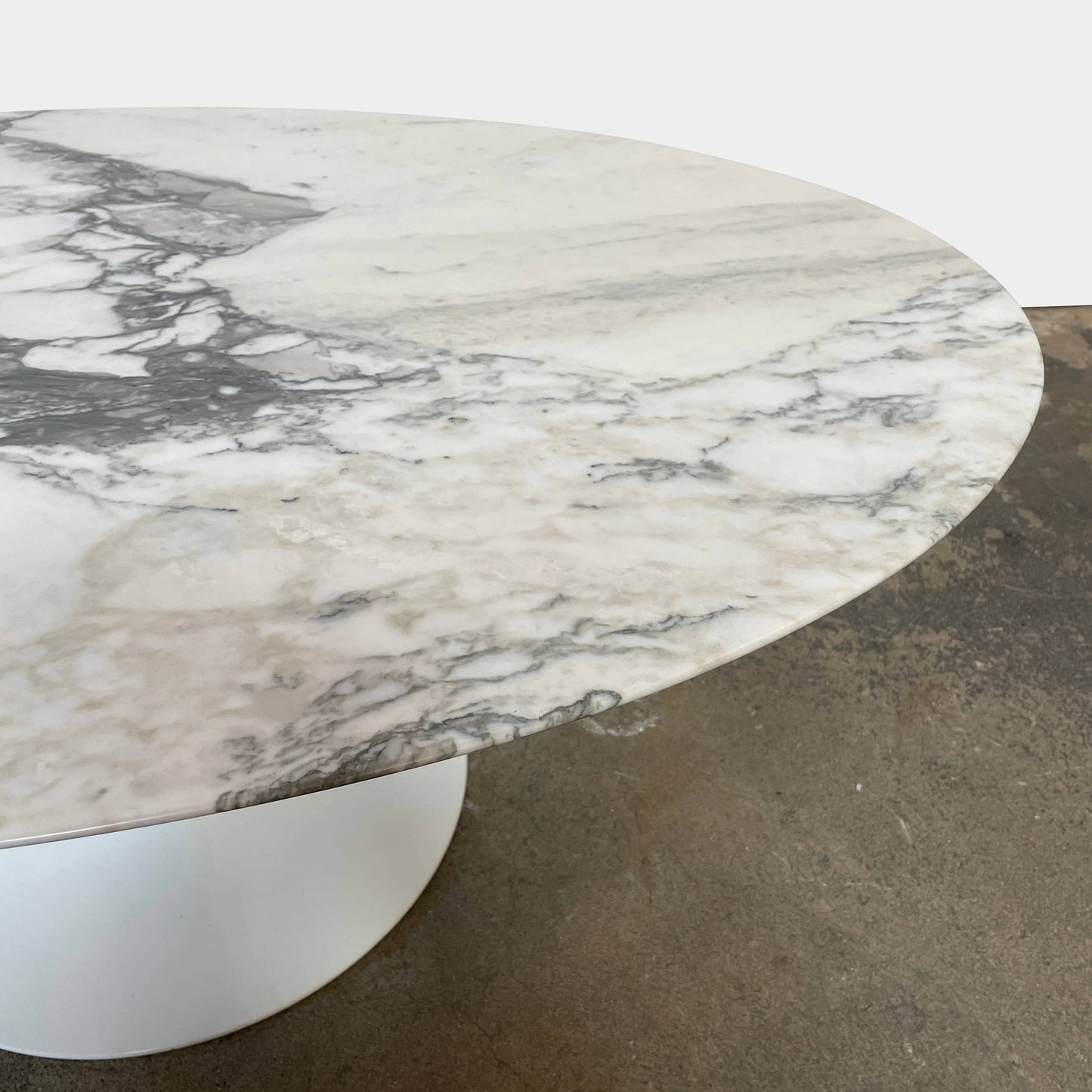 Table basse ovale sur pied Saarinen