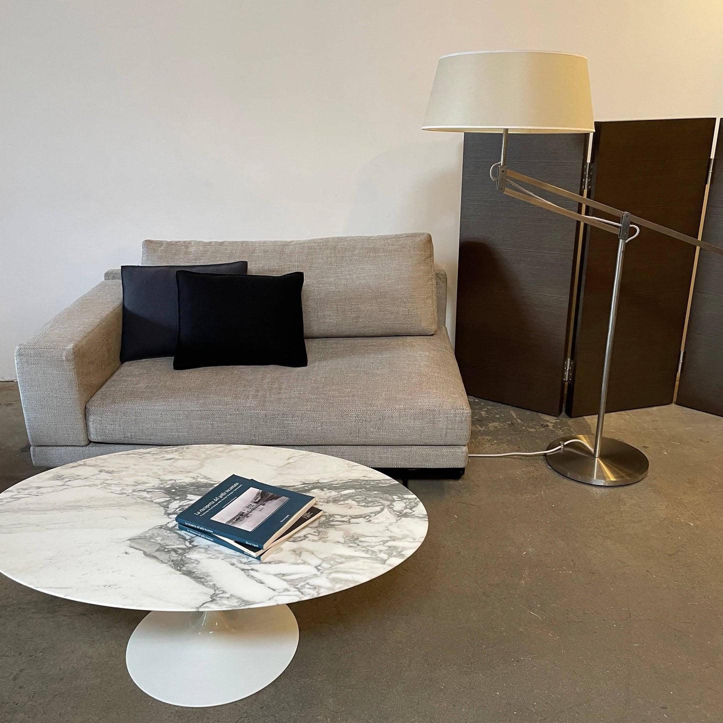 Table basse ovale sur pied Saarinen