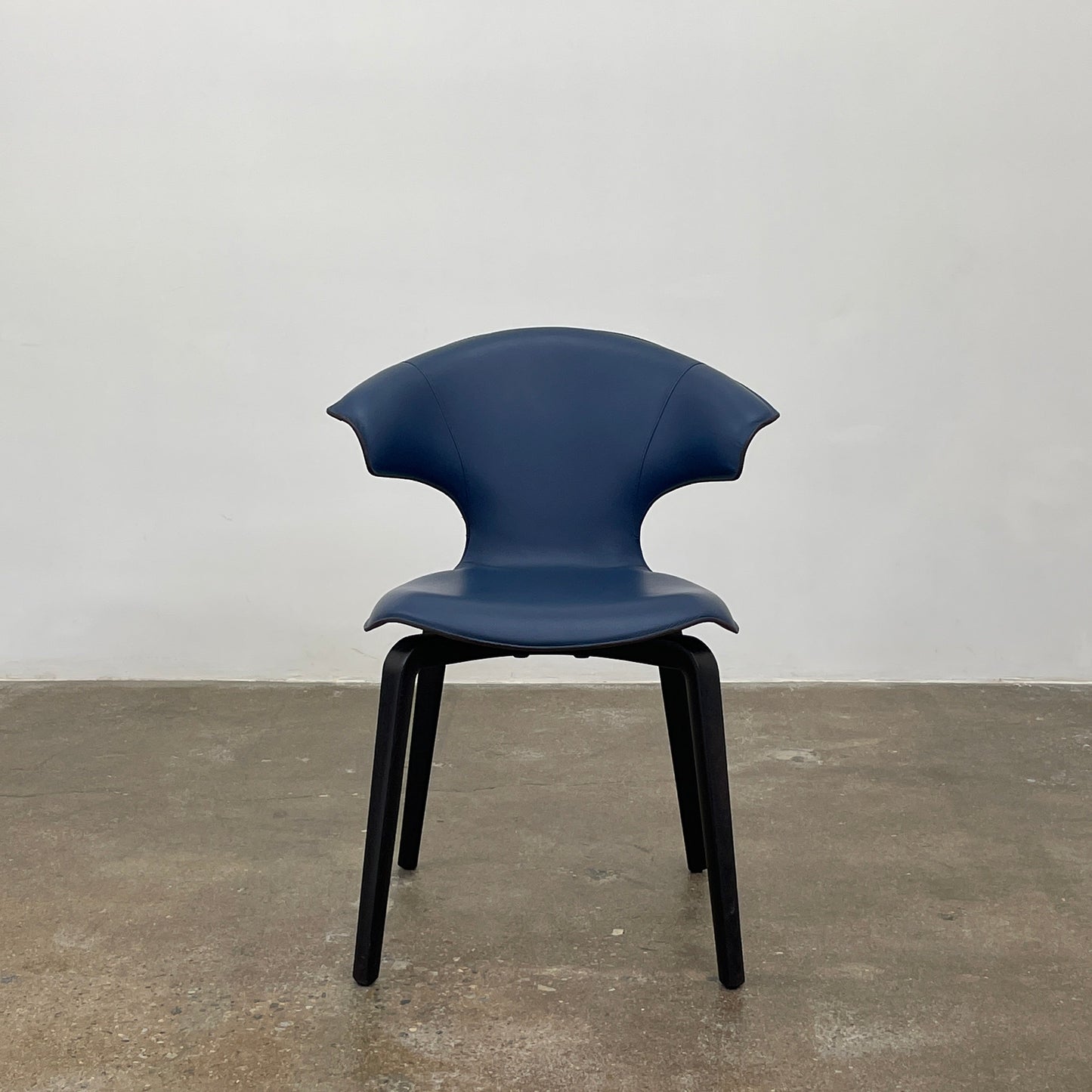 Petit fauteuil bleu Montera de Poltrona Frau