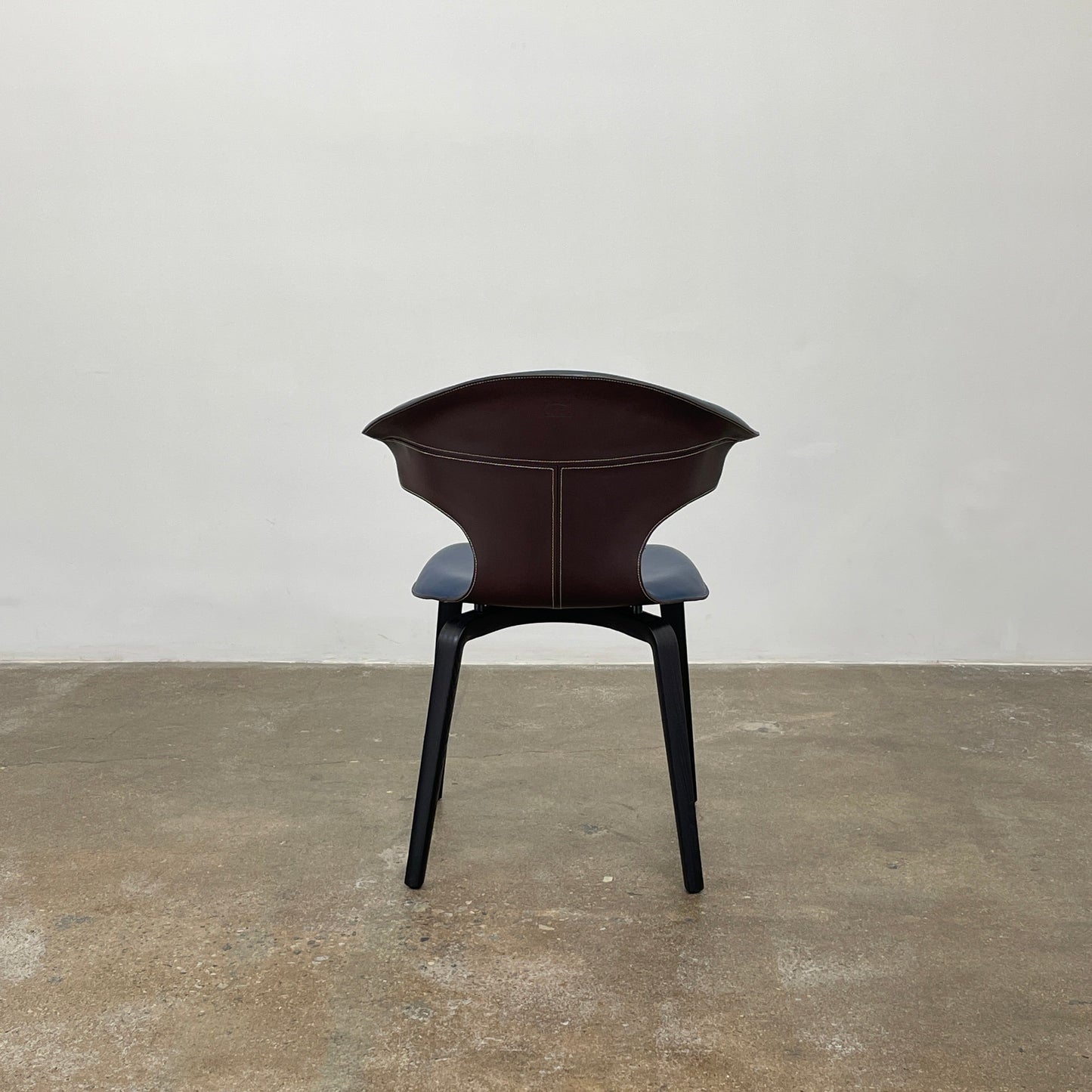 Petit fauteuil bleu Montera de Poltrona Frau