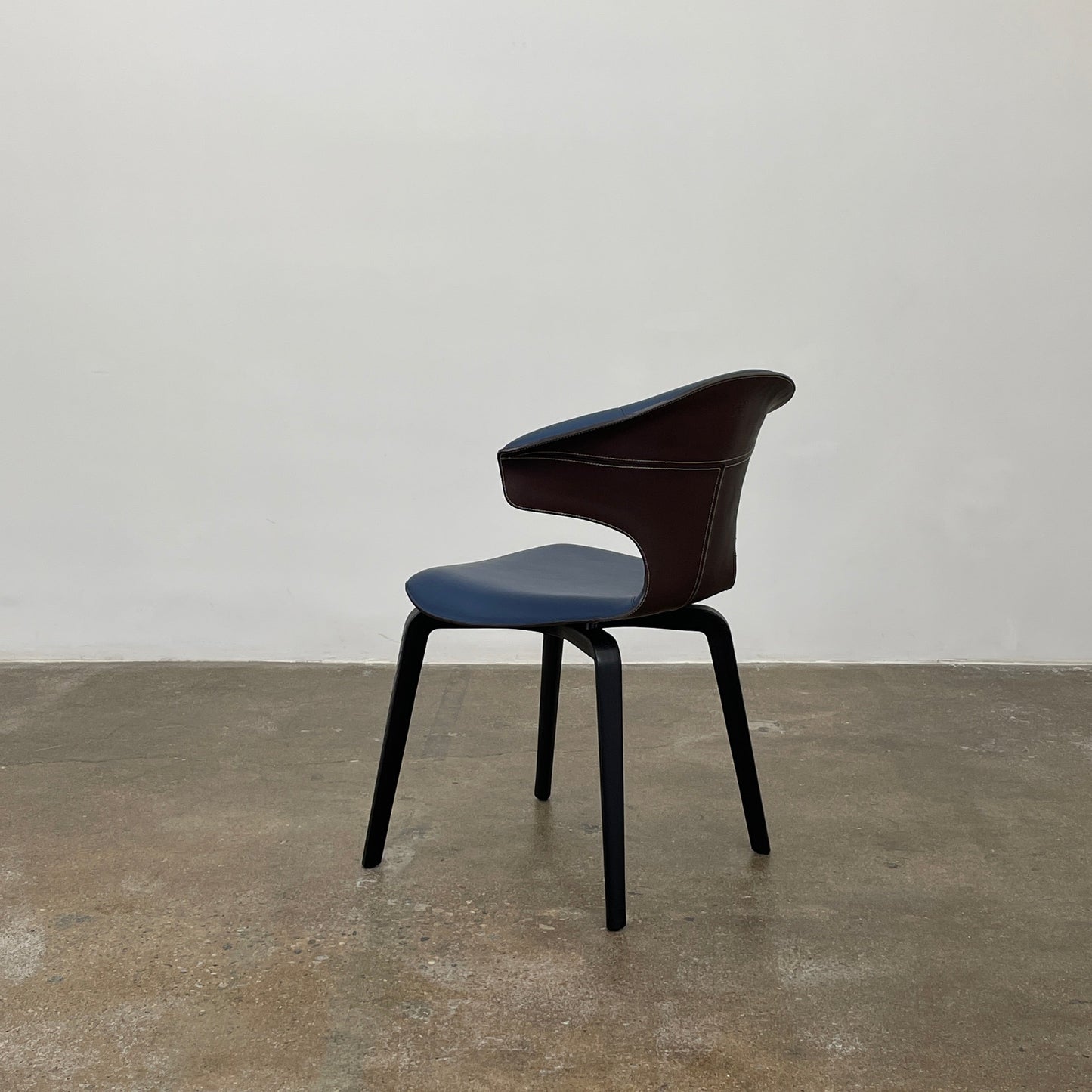 Petit fauteuil bleu Montera de Poltrona Frau