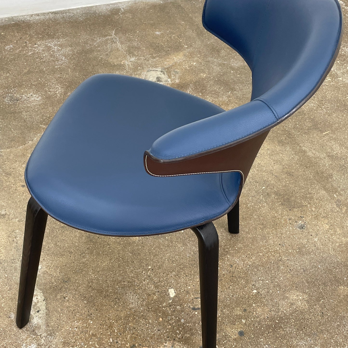 Petit fauteuil bleu Montera de Poltrona Frau