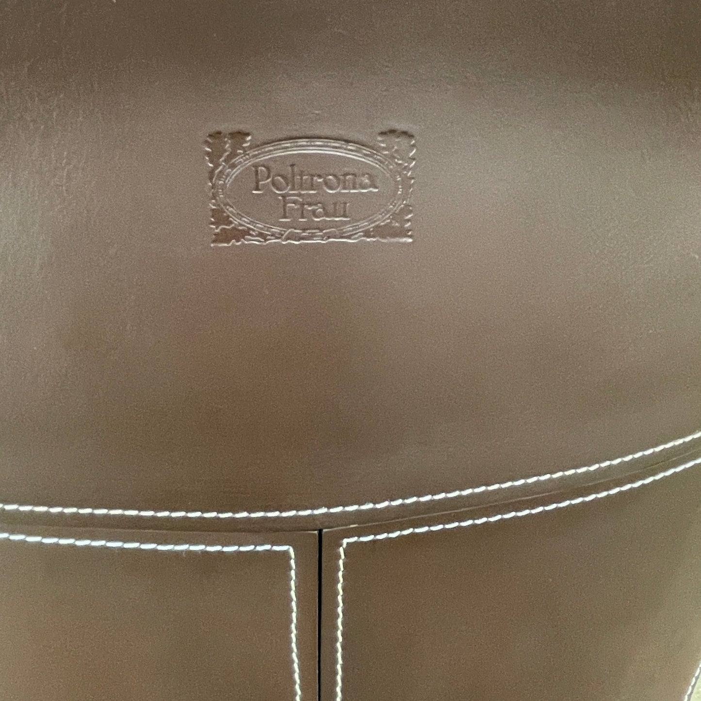 Petit fauteuil bleu Montera de Poltrona Frau