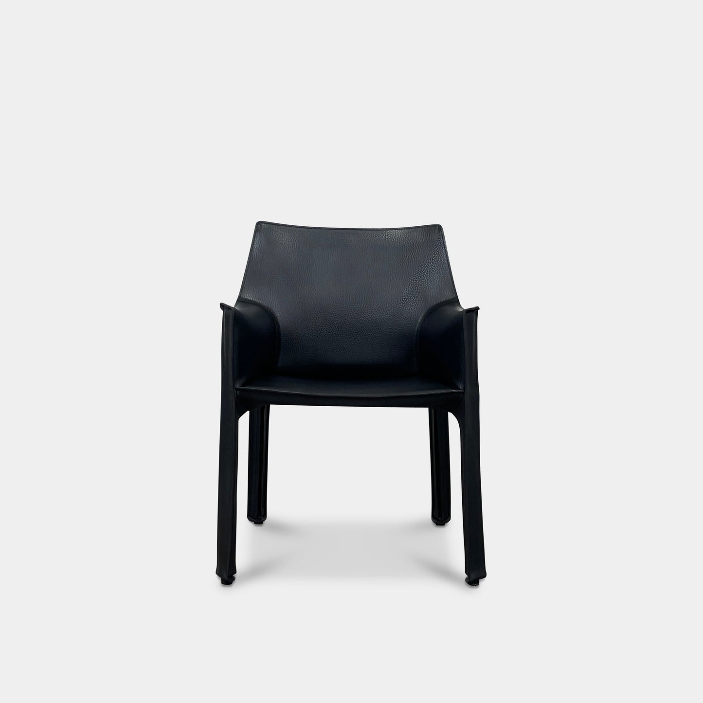Fauteuil Cassina Cab 413 en noir