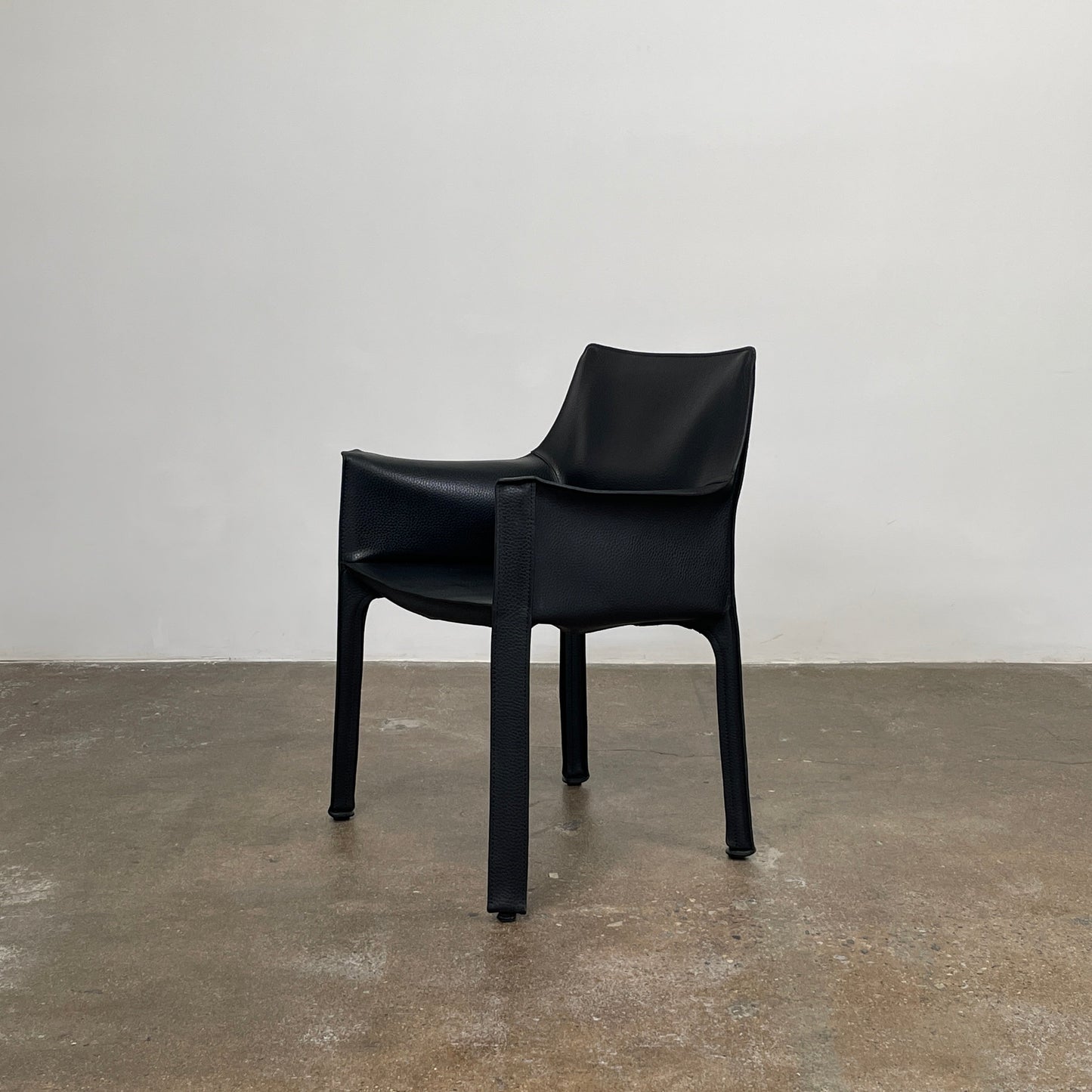 Fauteuil Cassina Cab 413 en noir