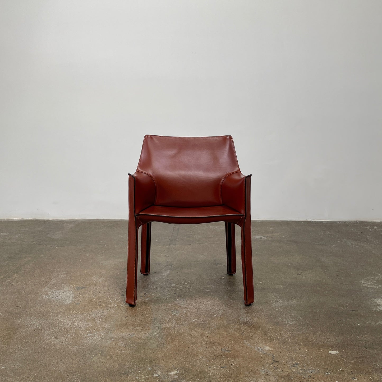 Fauteuil Cassina Cab 413 en cuir rouge
