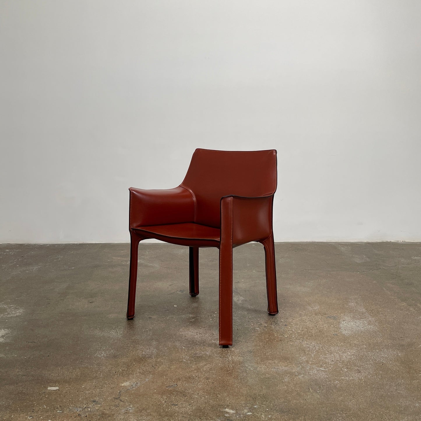 Fauteuil Cassina Cab 413 en cuir rouge