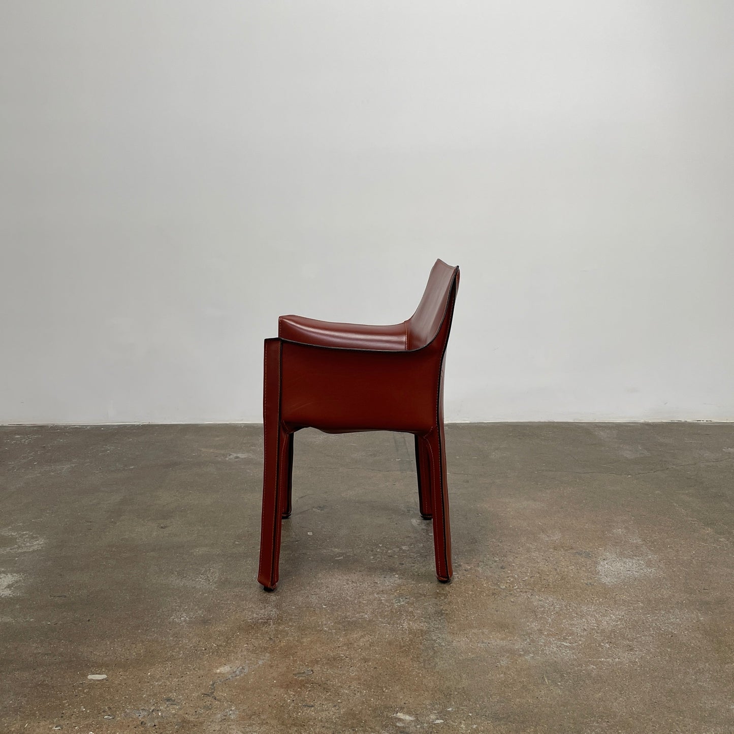 Fauteuil Cassina Cab 413 en cuir rouge