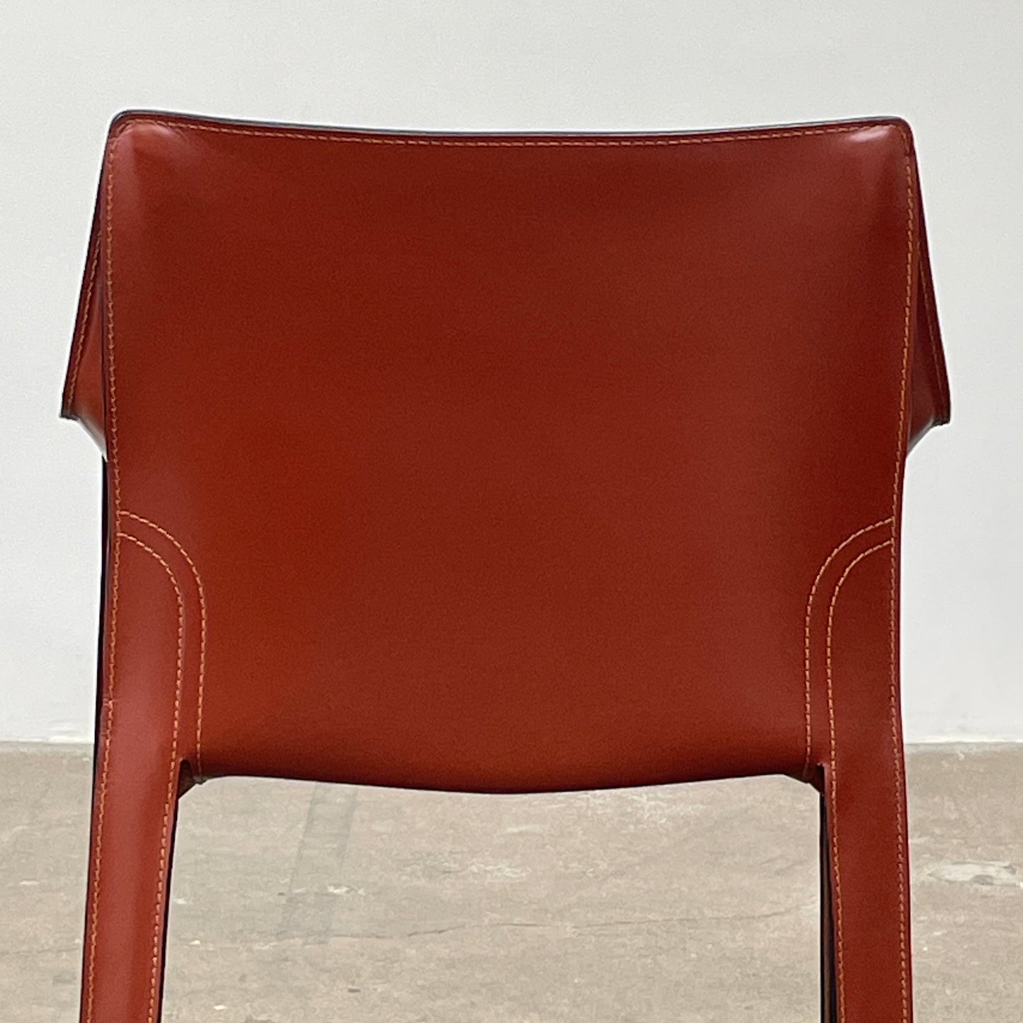 Fauteuil Cassina Cab 413 en cuir rouge