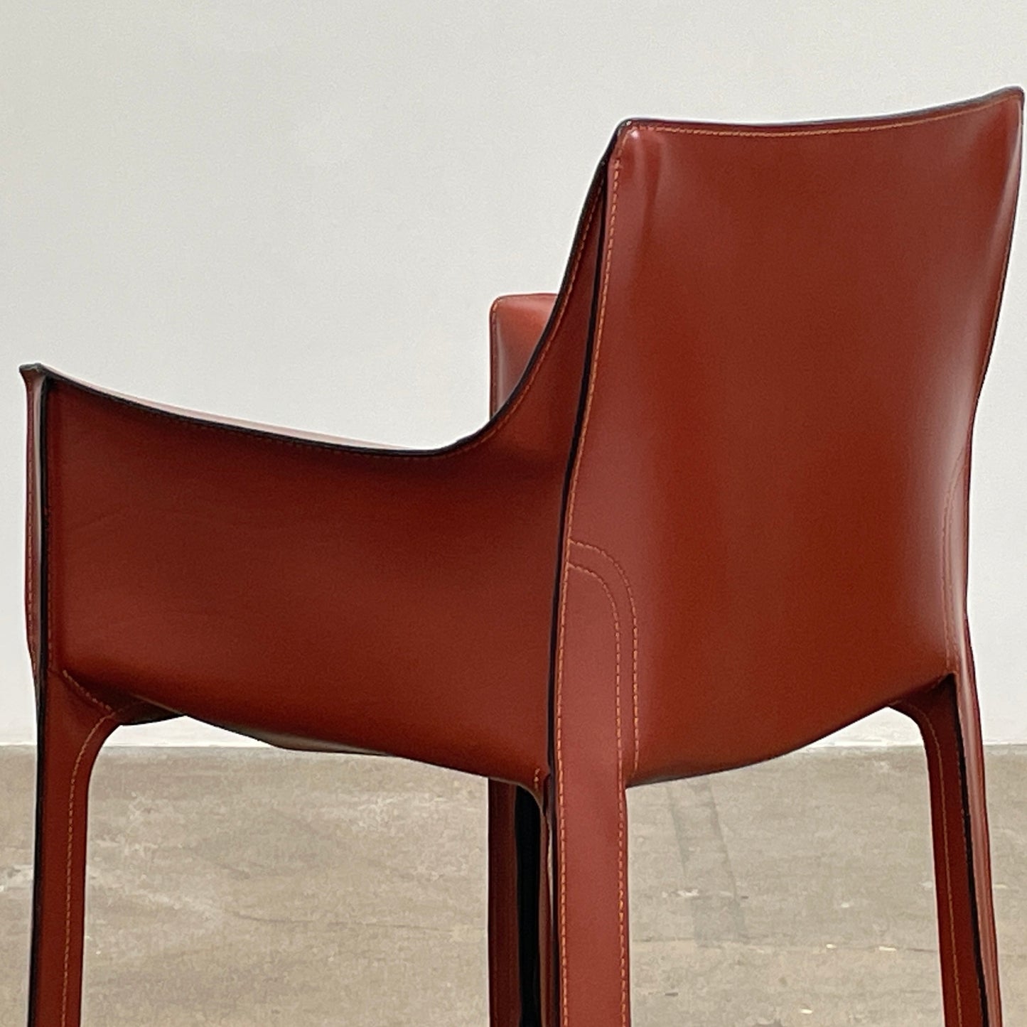 Fauteuil Cassina Cab 413 en cuir rouge