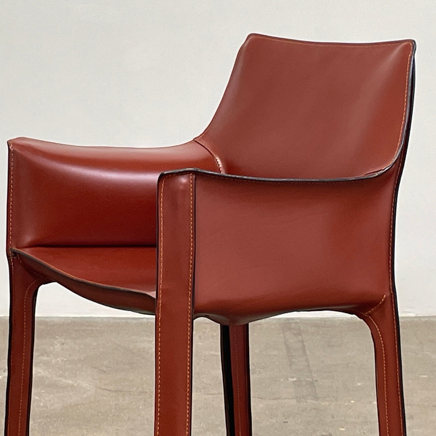Fauteuil Cassina Cab 413 en cuir rouge