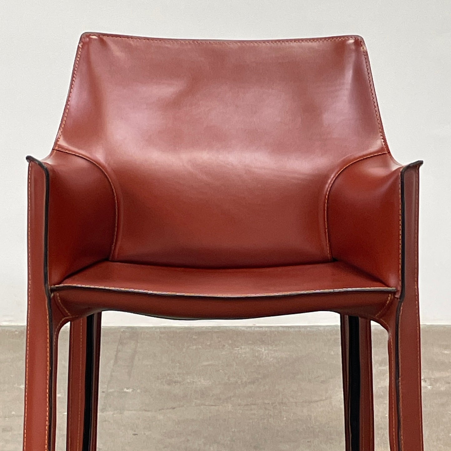 Fauteuil Cassina Cab 413 en cuir rouge
