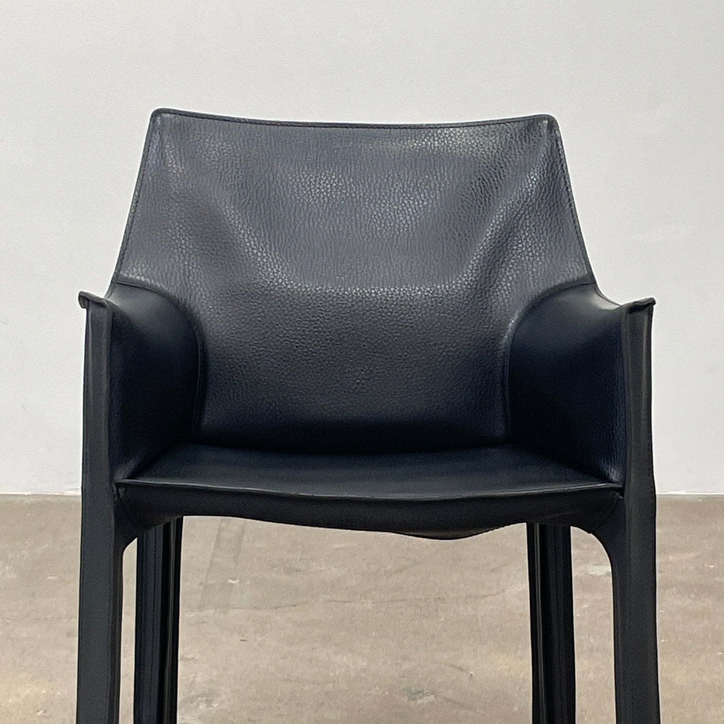 Fauteuil Cassina Cab 413 en noir