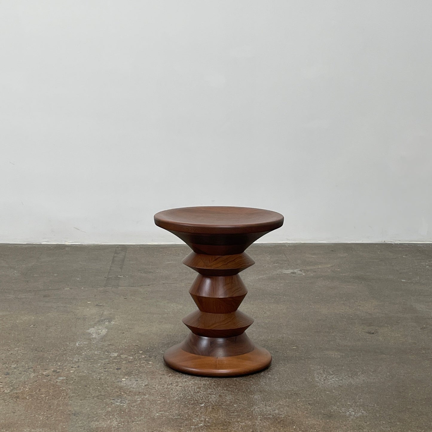Tabouret Eames en noyer tourné en forme de C