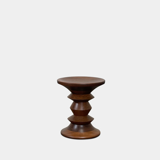 Tabouret Eames en noyer tourné en forme de C