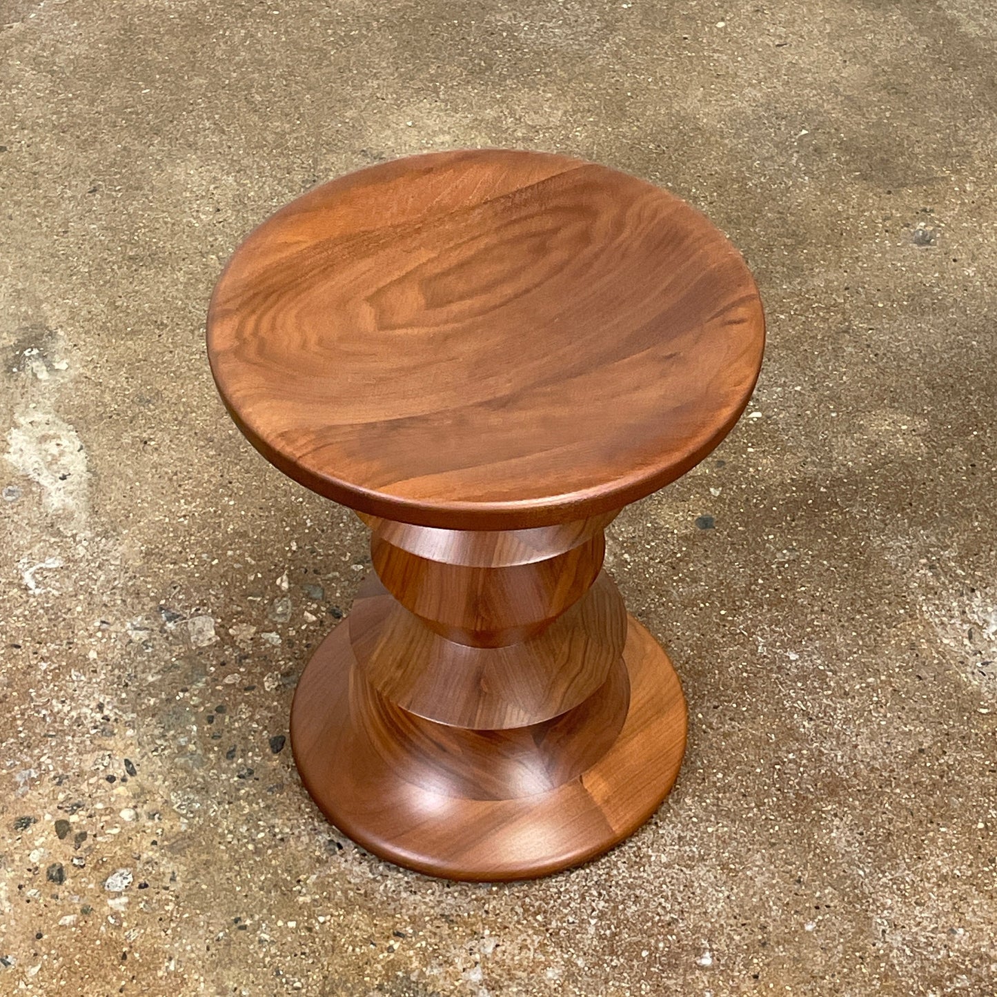 Tabouret Eames en noyer tourné en forme de C