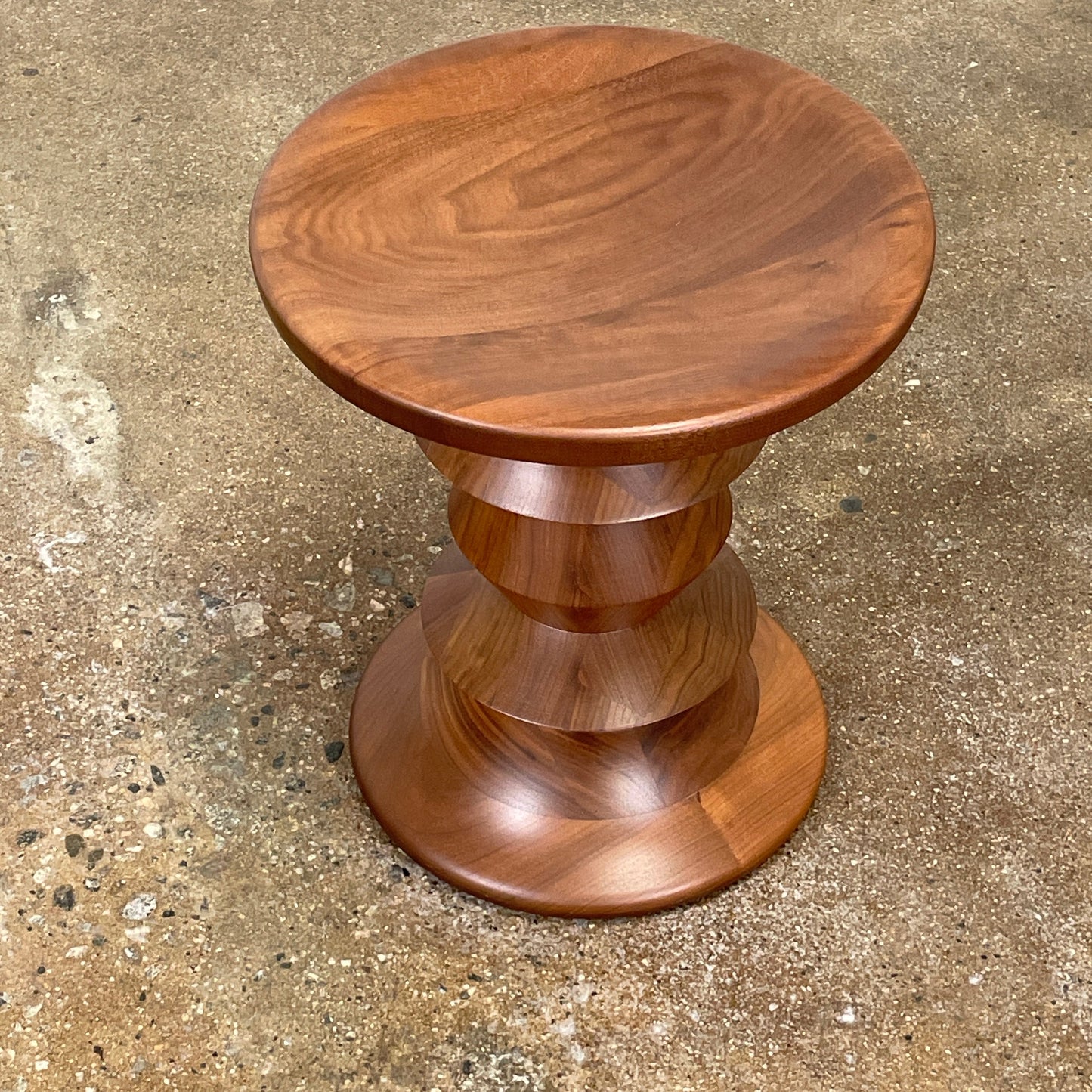 Tabouret Eames en noyer tourné en forme de C