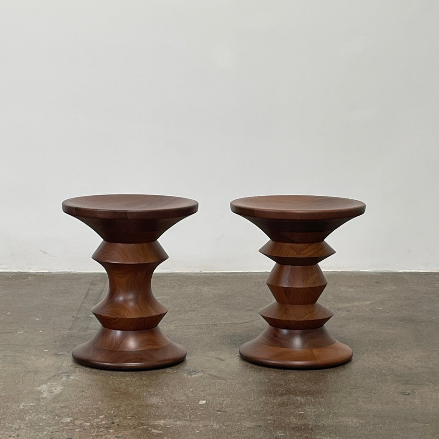 Tabouret Eames en noyer tourné en forme de C