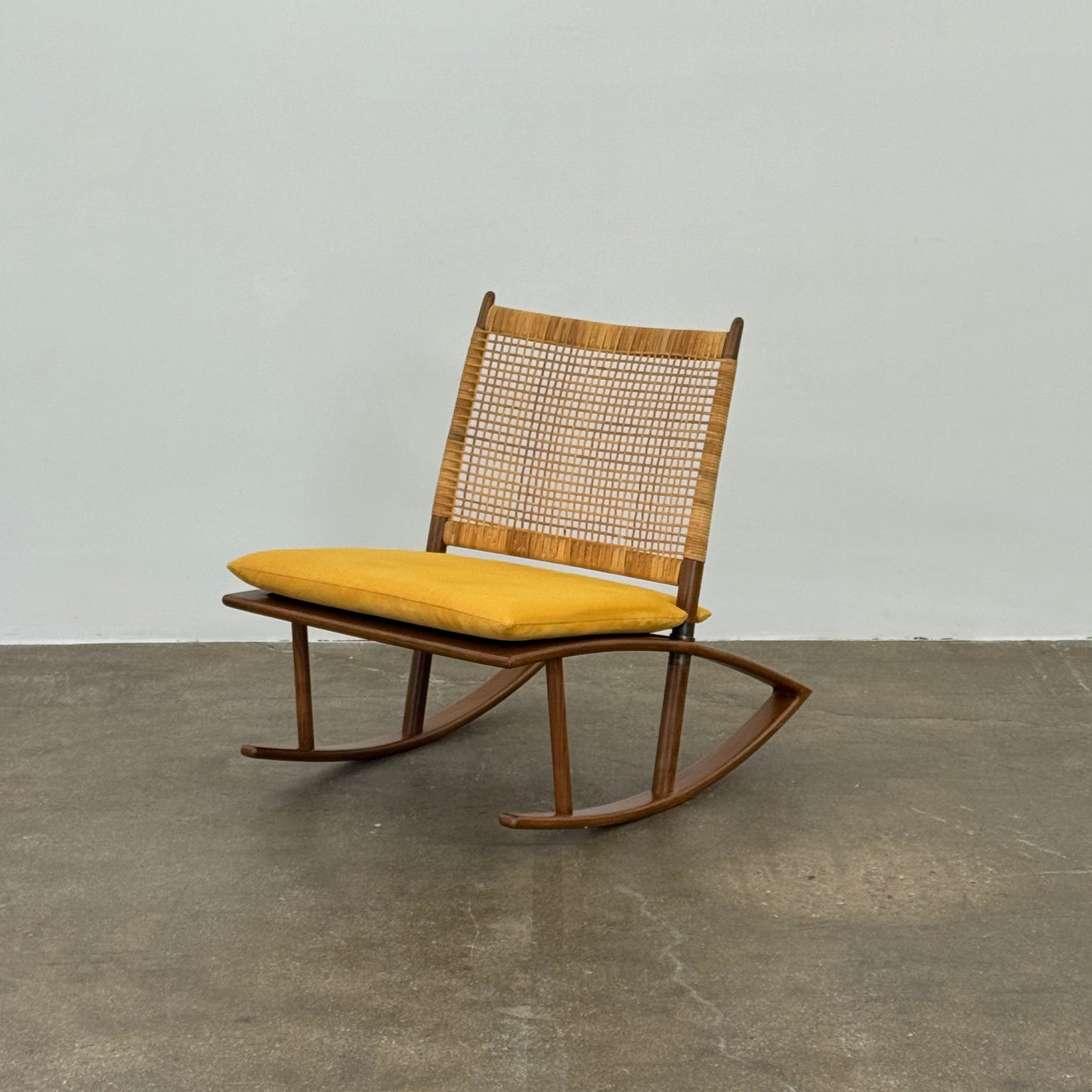 Fauteuil à bascule Mike Fair avec dossier en rotin