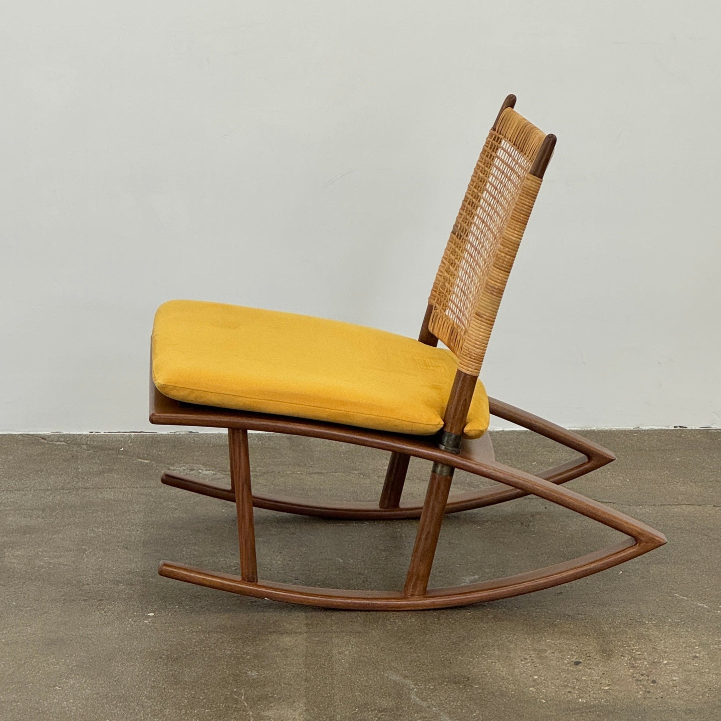 Fauteuil à bascule Mike Fair avec dossier en rotin