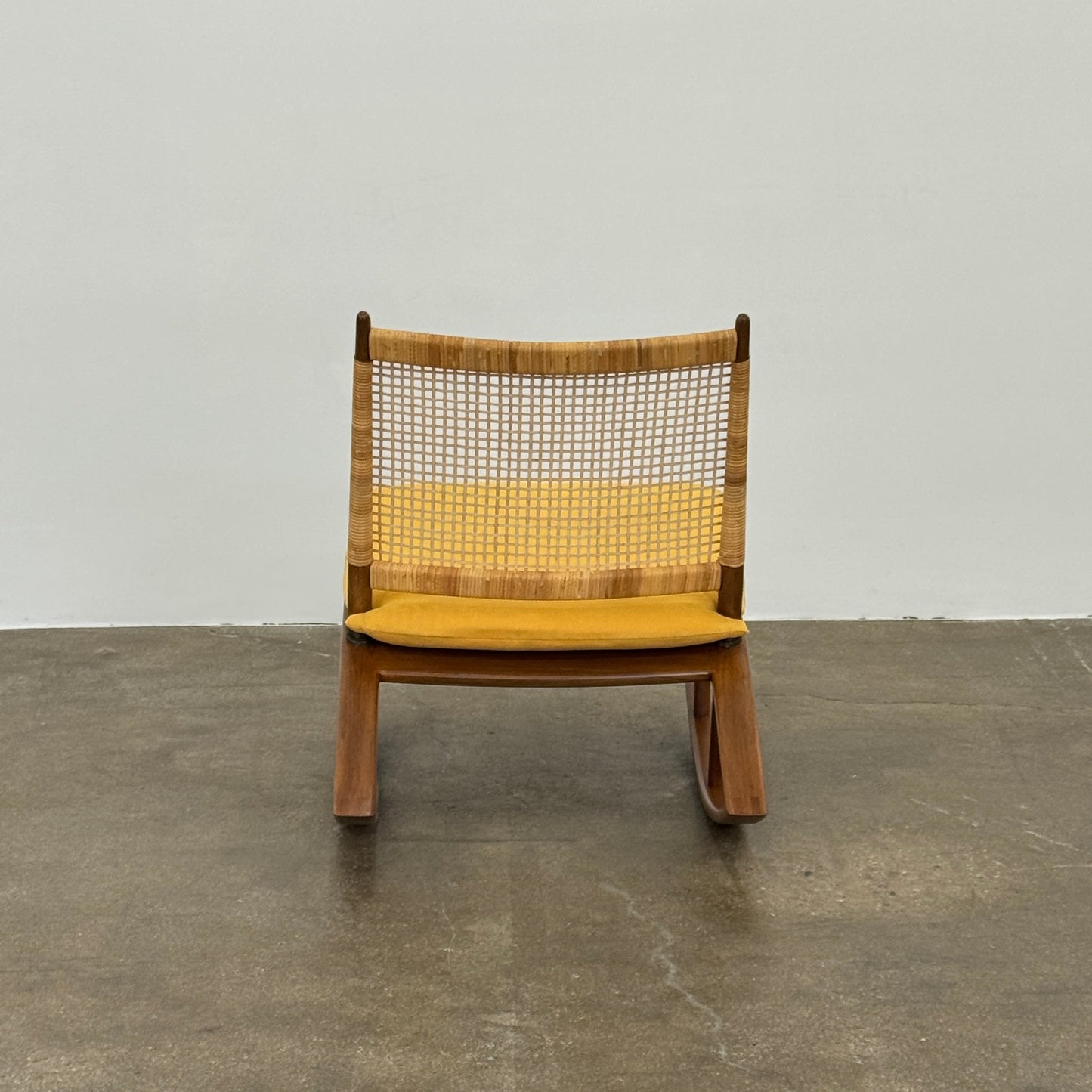 Fauteuil à bascule Mike Fair avec dossier en rotin